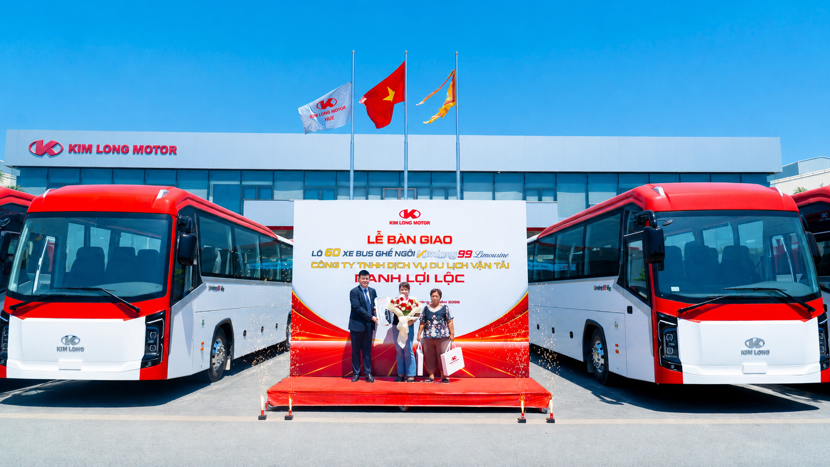 KIM LONG MOTOR BÀN GIAO LÔ 60 XE BUS KIMLONG99-N29 CHO DOANH NGHIỆP DANH LỢI LỘC, KHẲNG ĐỊNH CHẤT LƯỢNG VƯỢT TRỘI